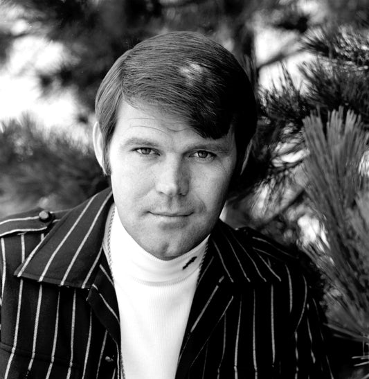 Johnny Cash joue de l'harmonica