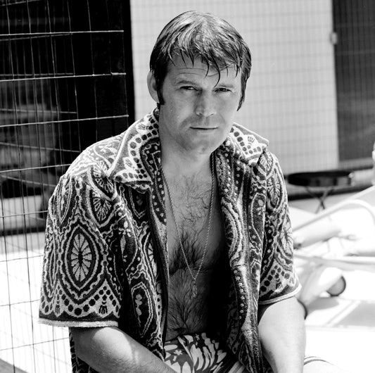 Johnny Cash joue de l'harmonica