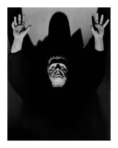 Johnny Cash joue de l'harmonica