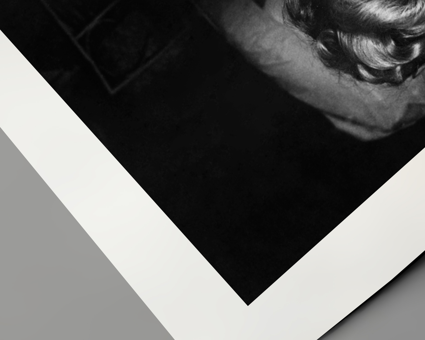 Johnny Cash joue de l'harmonica