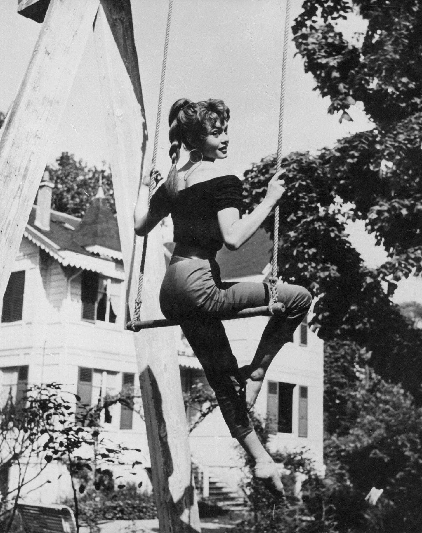 Brigitte Bardot sur une balançoire