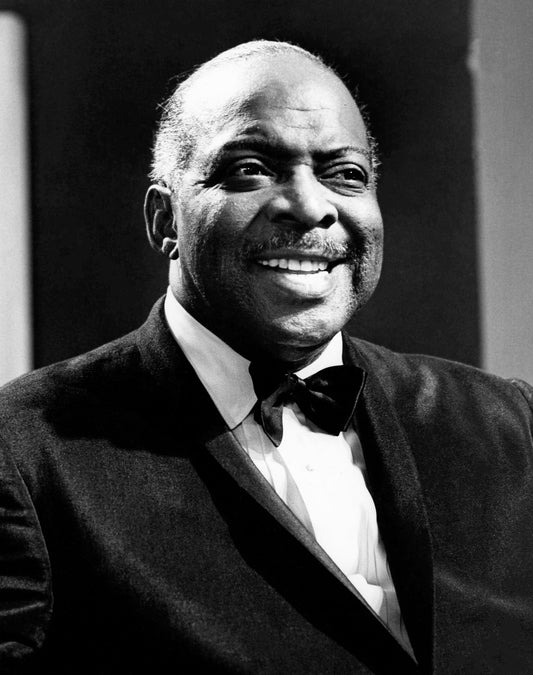 Johnny Cash joue de l'harmonica