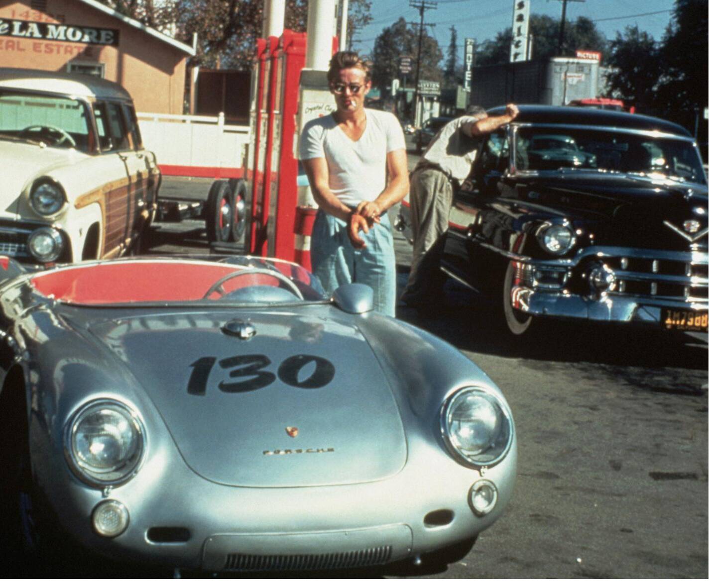 James Dean tankt seinen Porsche-Rennwagen voll