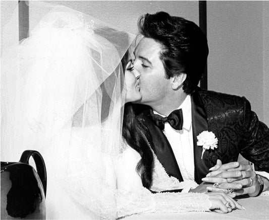 Elvis et Priscilla s'embrassent à leur mariage