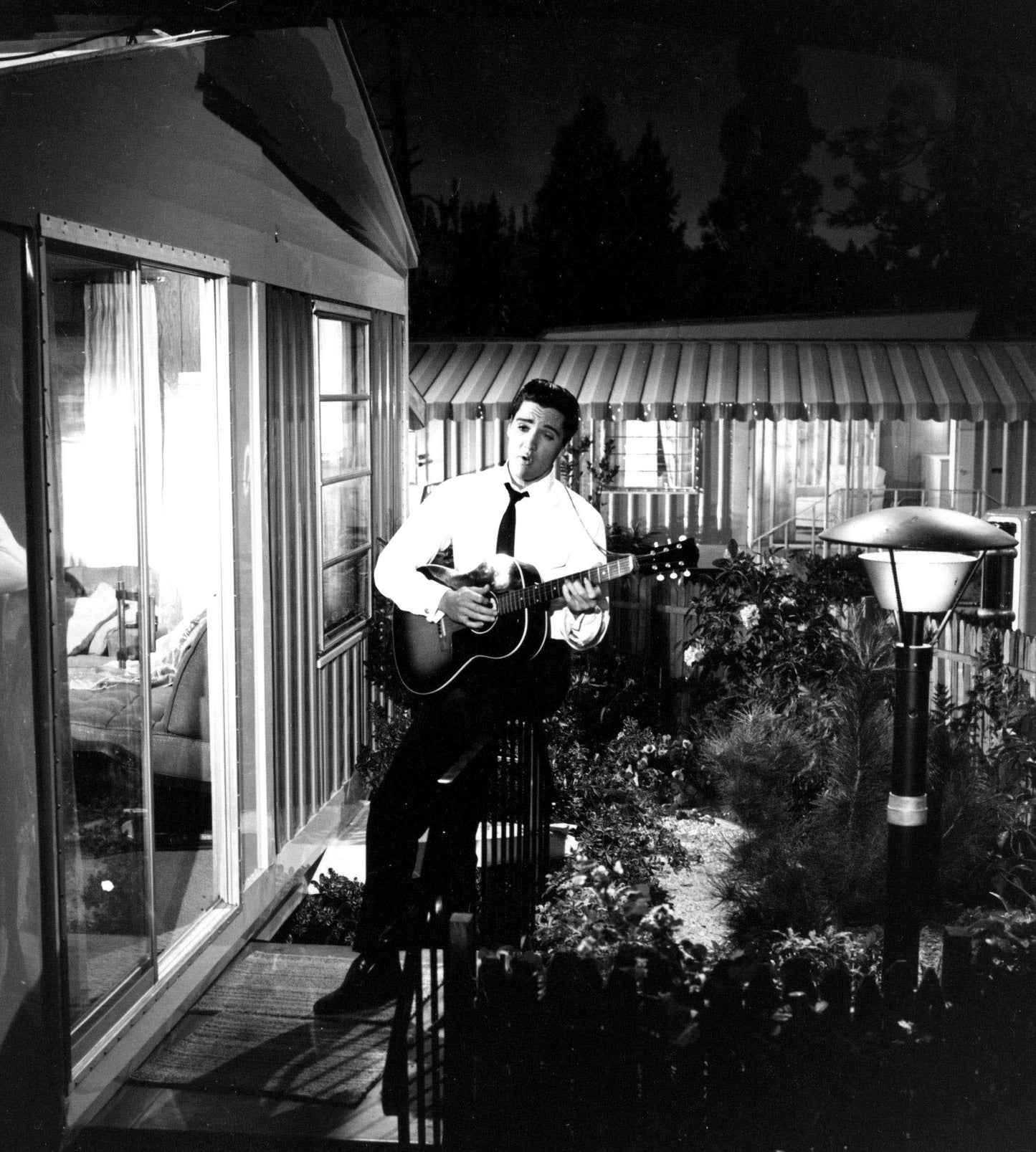 Elvis Presley se produit sur la terrasse