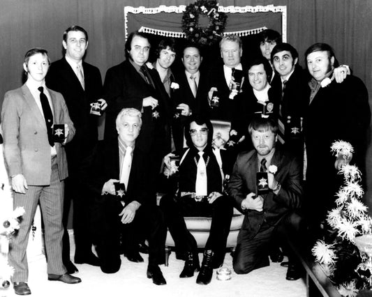 Johnny Cash joue de l'harmonica