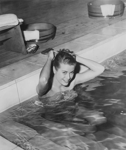 Grace Kelly dans une piscine