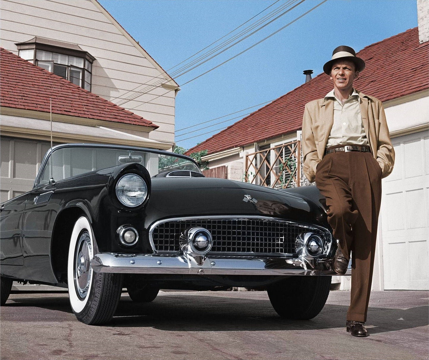 Frank Sinatra debout avec Thunderbird