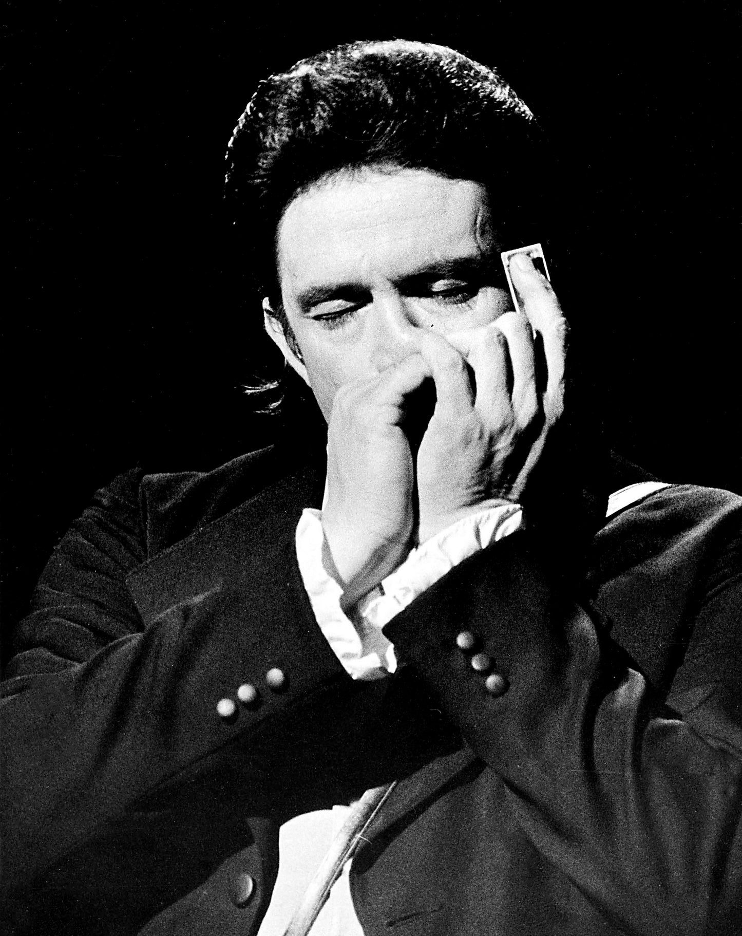 Johnny Cash joue de l'harmonica