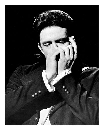 Johnny Cash joue de l'harmonica