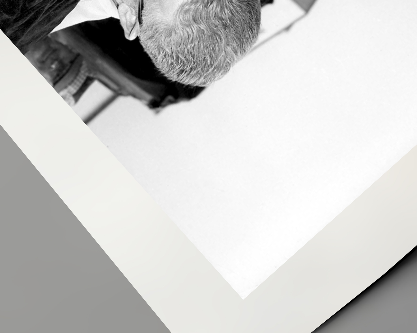 Johnny Cash joue de l'harmonica