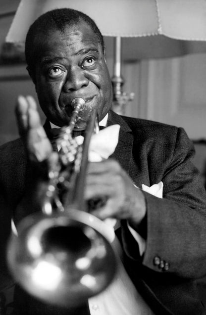 Johnny Cash joue de l'harmonica