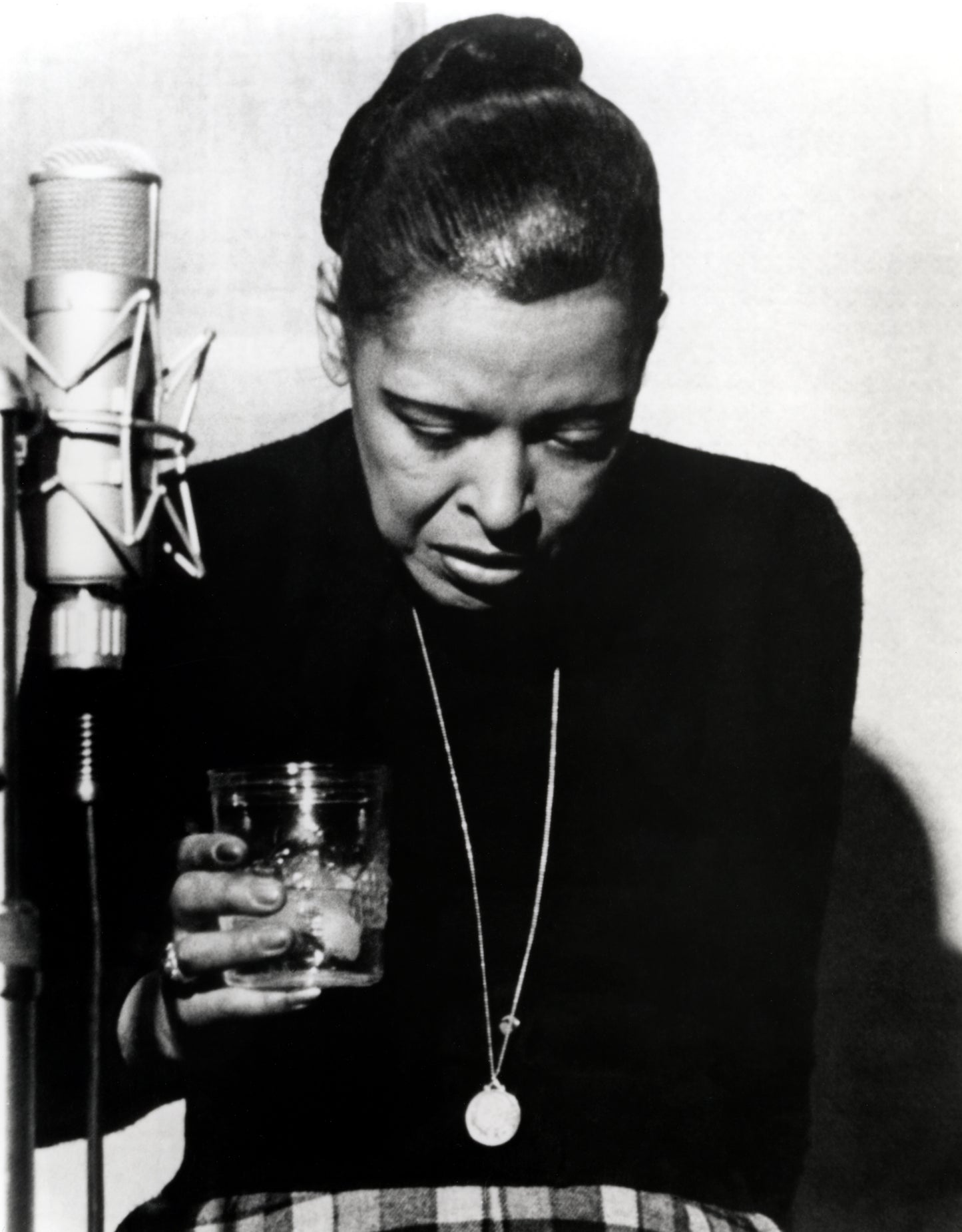 Johnny Cash joue de l'harmonica