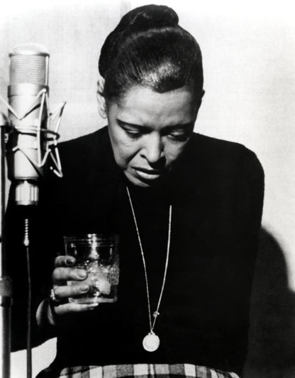 Johnny Cash joue de l'harmonica