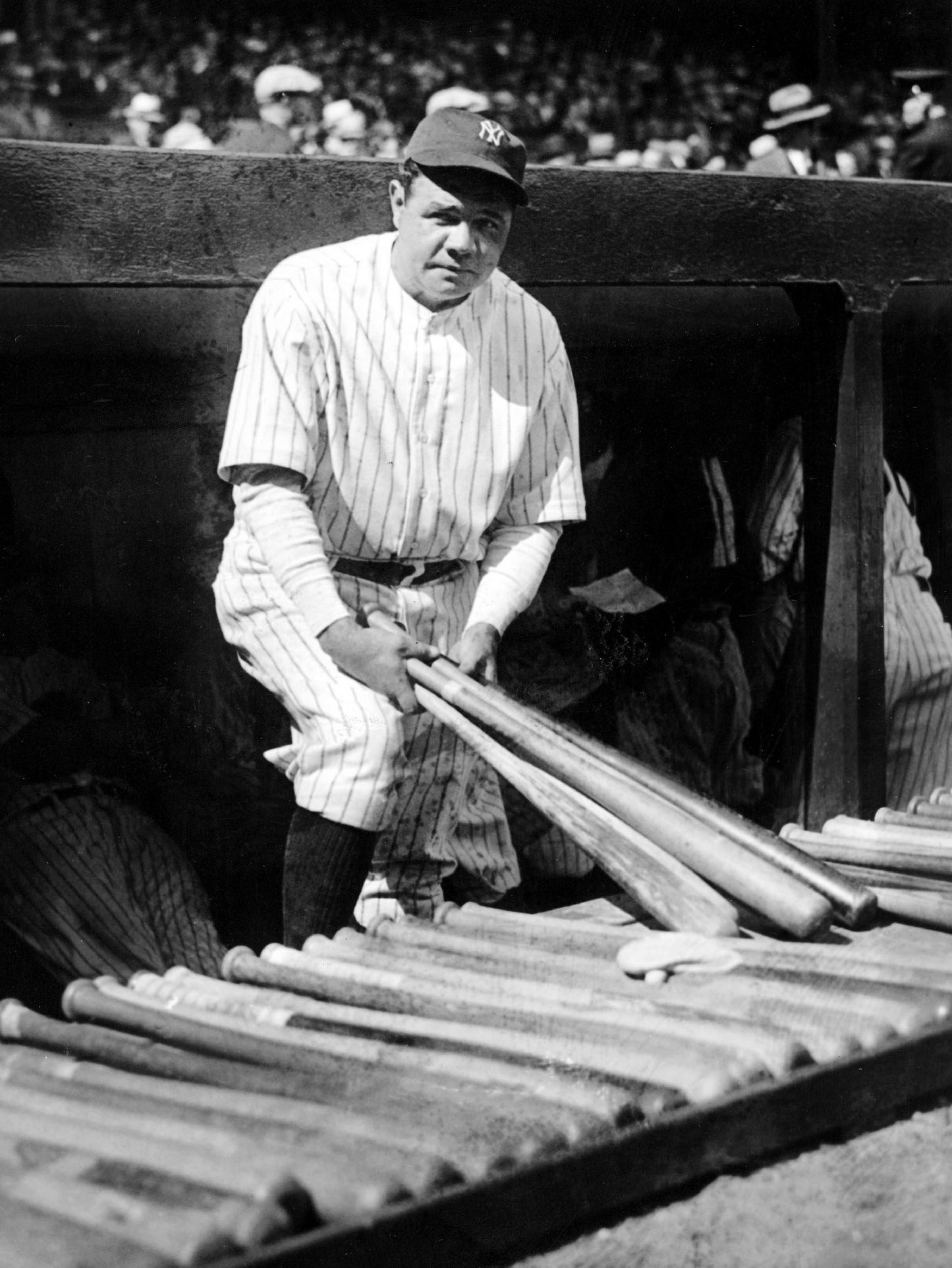Babe Ruth tenant des chauves-souris