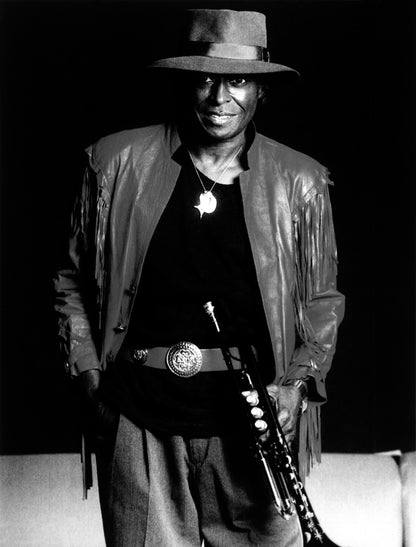 Johnny Cash joue de l'harmonica