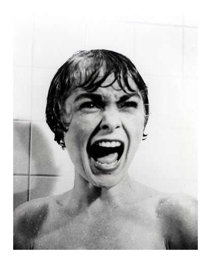 Johnny Cash joue de l'harmonica