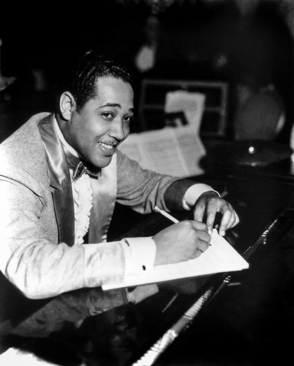 Johnny Cash joue de l'harmonica