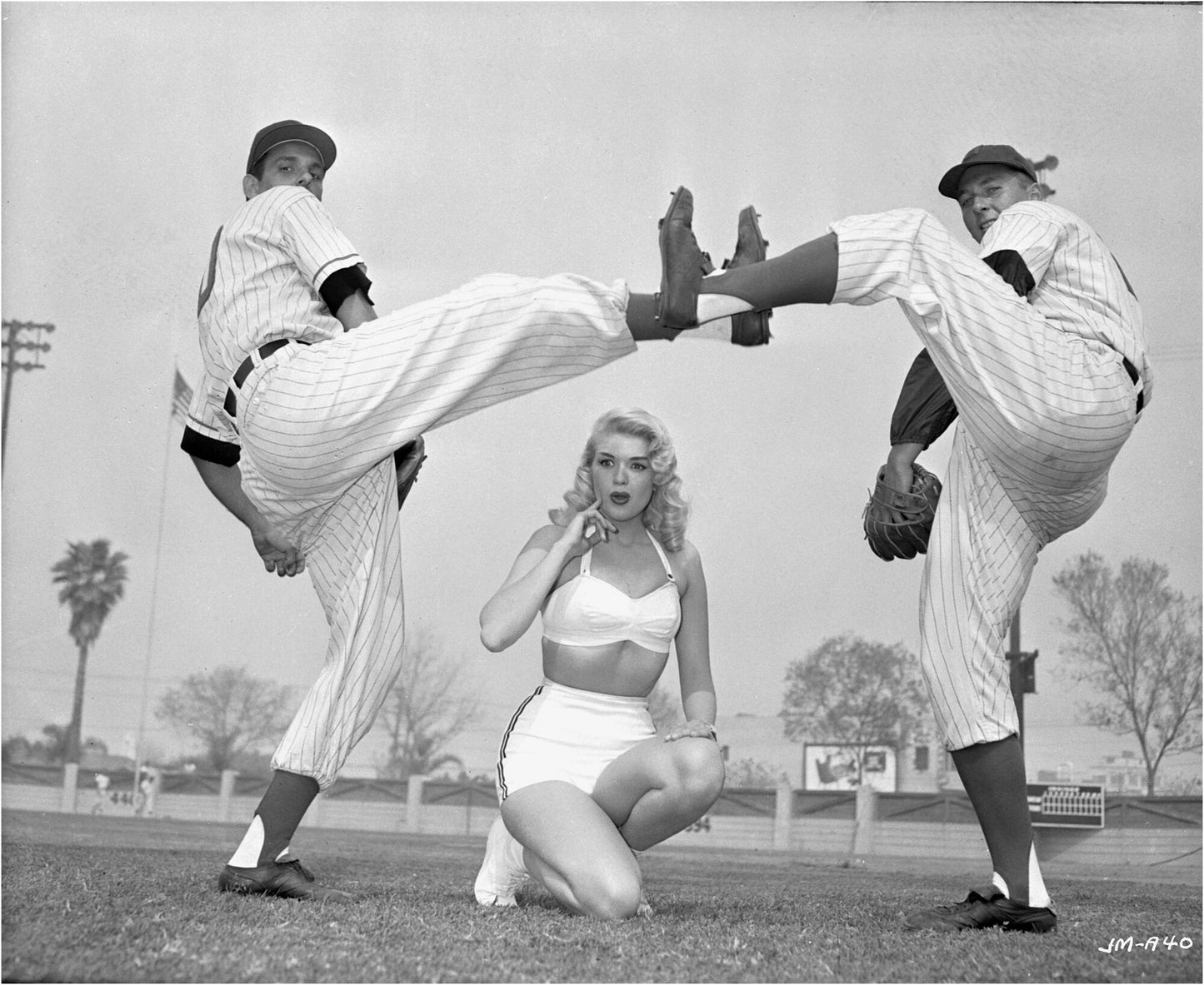 Jayne Mansfield avec des joueurs de baseball