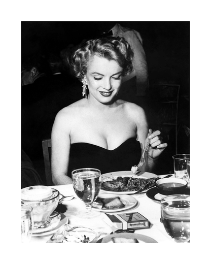 Johnny Cash joue de l'harmonica