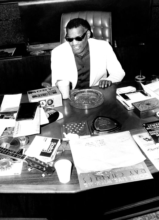 Johnny Cash joue de l'harmonica