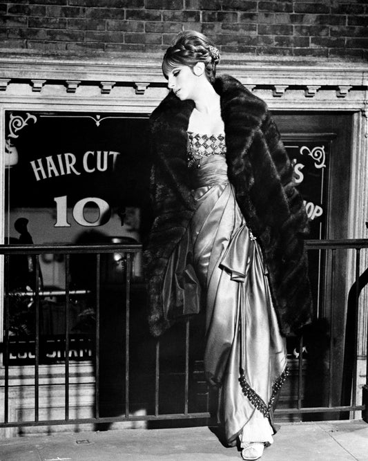 Johnny Cash joue de l'harmonica