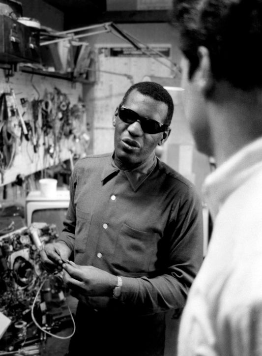 Johnny Cash joue de l'harmonica