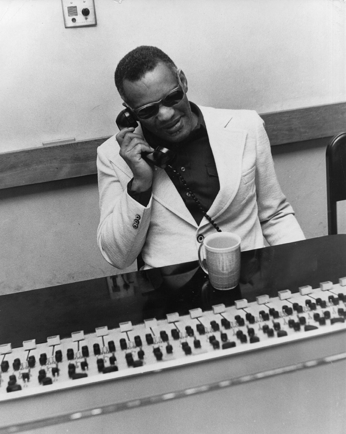 Johnny Cash joue de l'harmonica