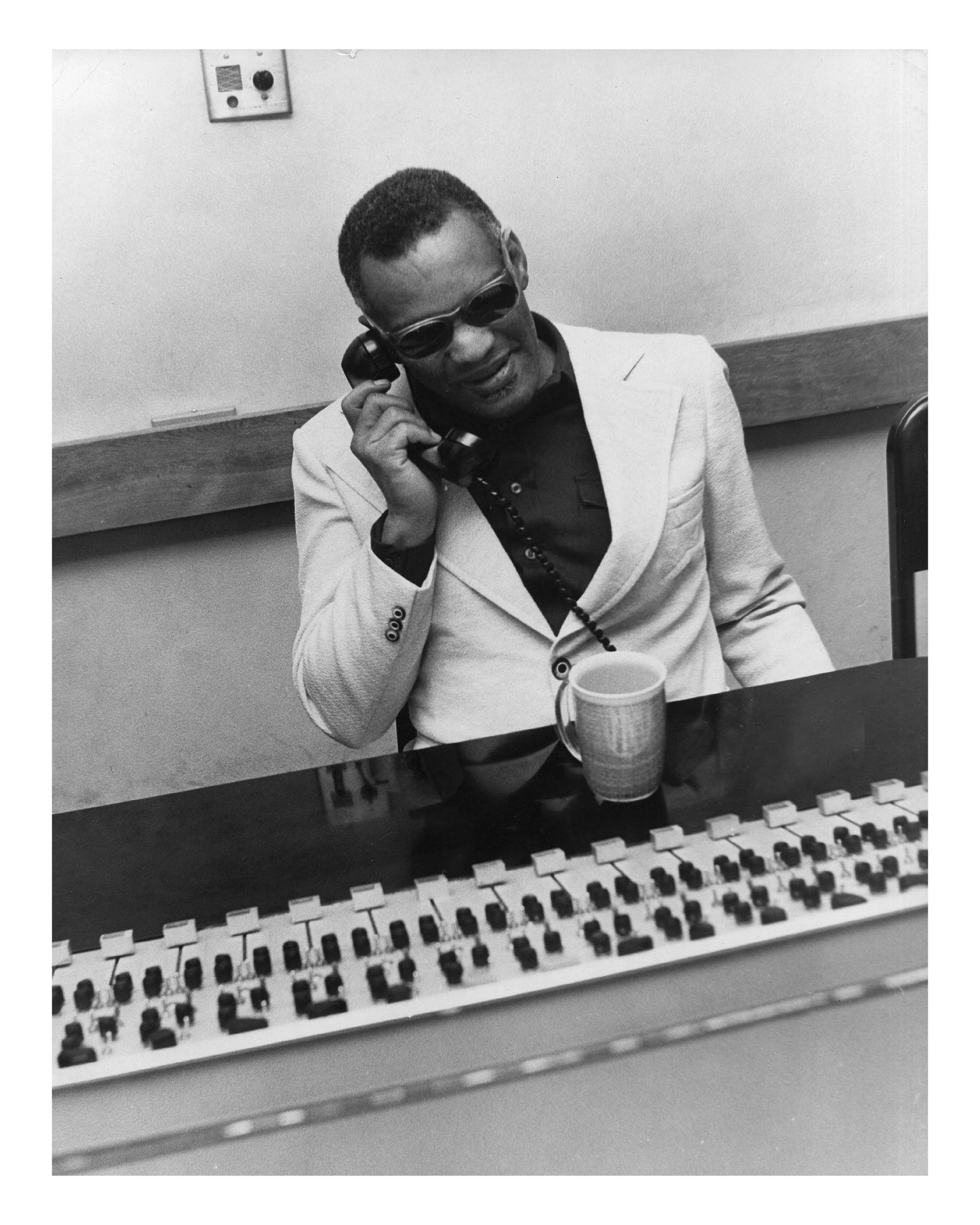 Johnny Cash joue de l'harmonica