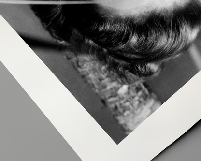 Johnny Cash joue de l'harmonica