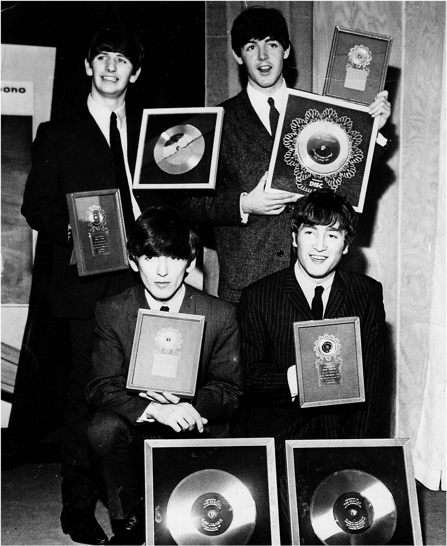 Die Beatles mit Schallplatten