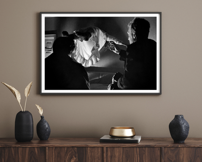 Johnny Cash joue de l'harmonica