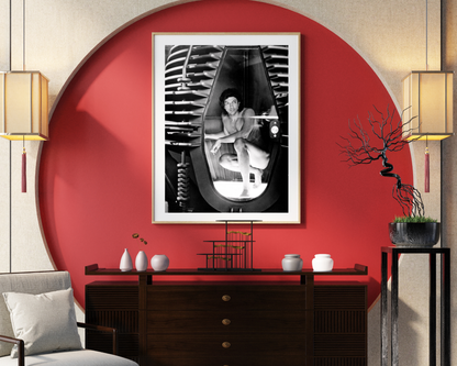 Johnny Cash joue de l'harmonica