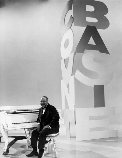 Johnny Cash joue de l'harmonica