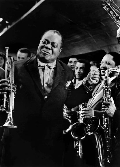 Johnny Cash joue de l'harmonica