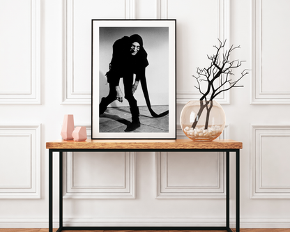 Johnny Cash joue de l'harmonica