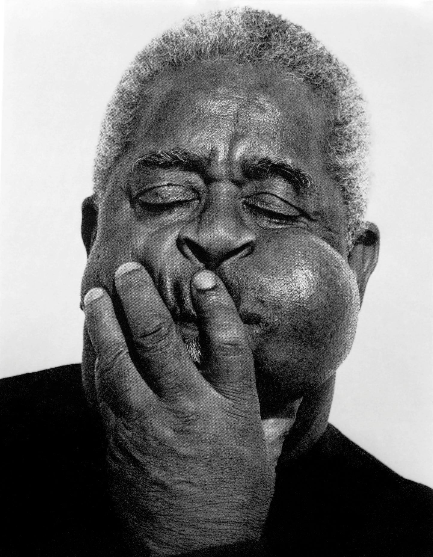 Johnny Cash joue de l'harmonica