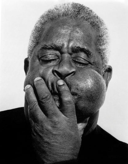 Johnny Cash joue de l'harmonica