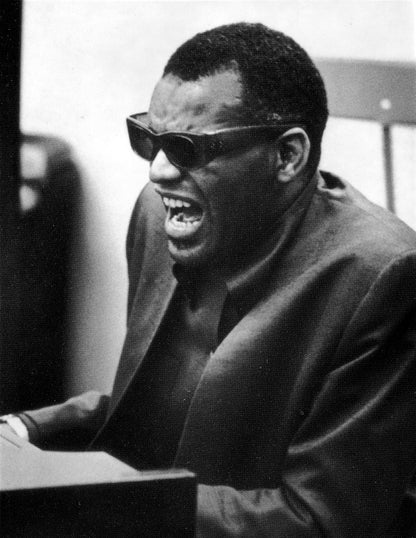 Johnny Cash joue de l'harmonica