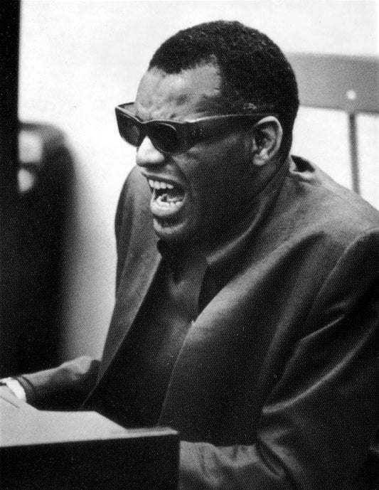 Johnny Cash joue de l'harmonica