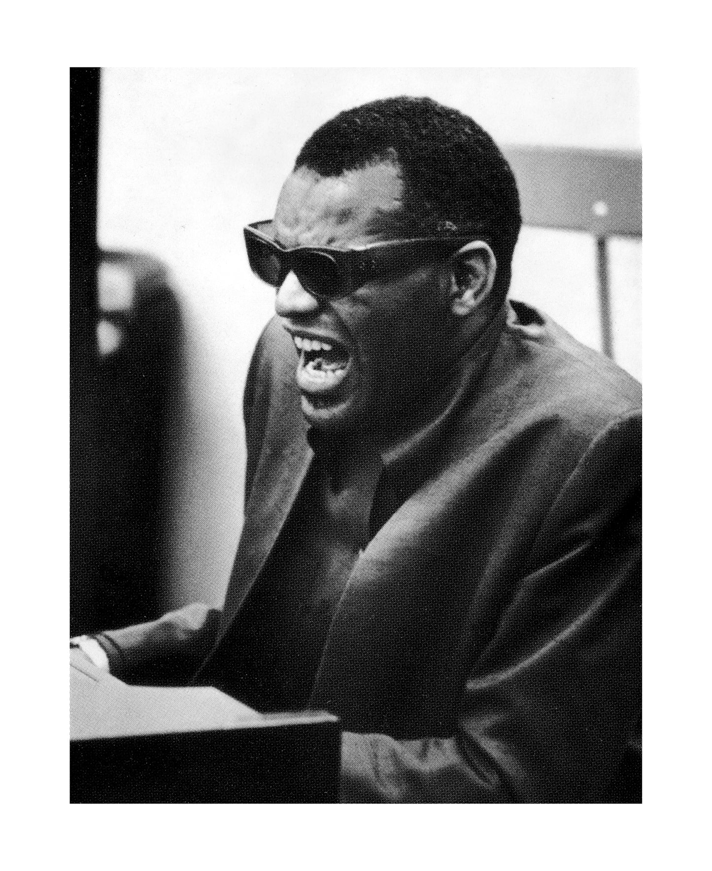 Johnny Cash joue de l'harmonica