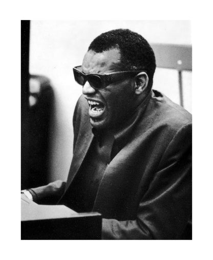 Johnny Cash joue de l'harmonica