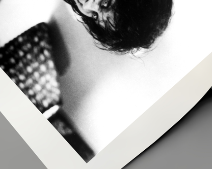 Johnny Cash joue de l'harmonica