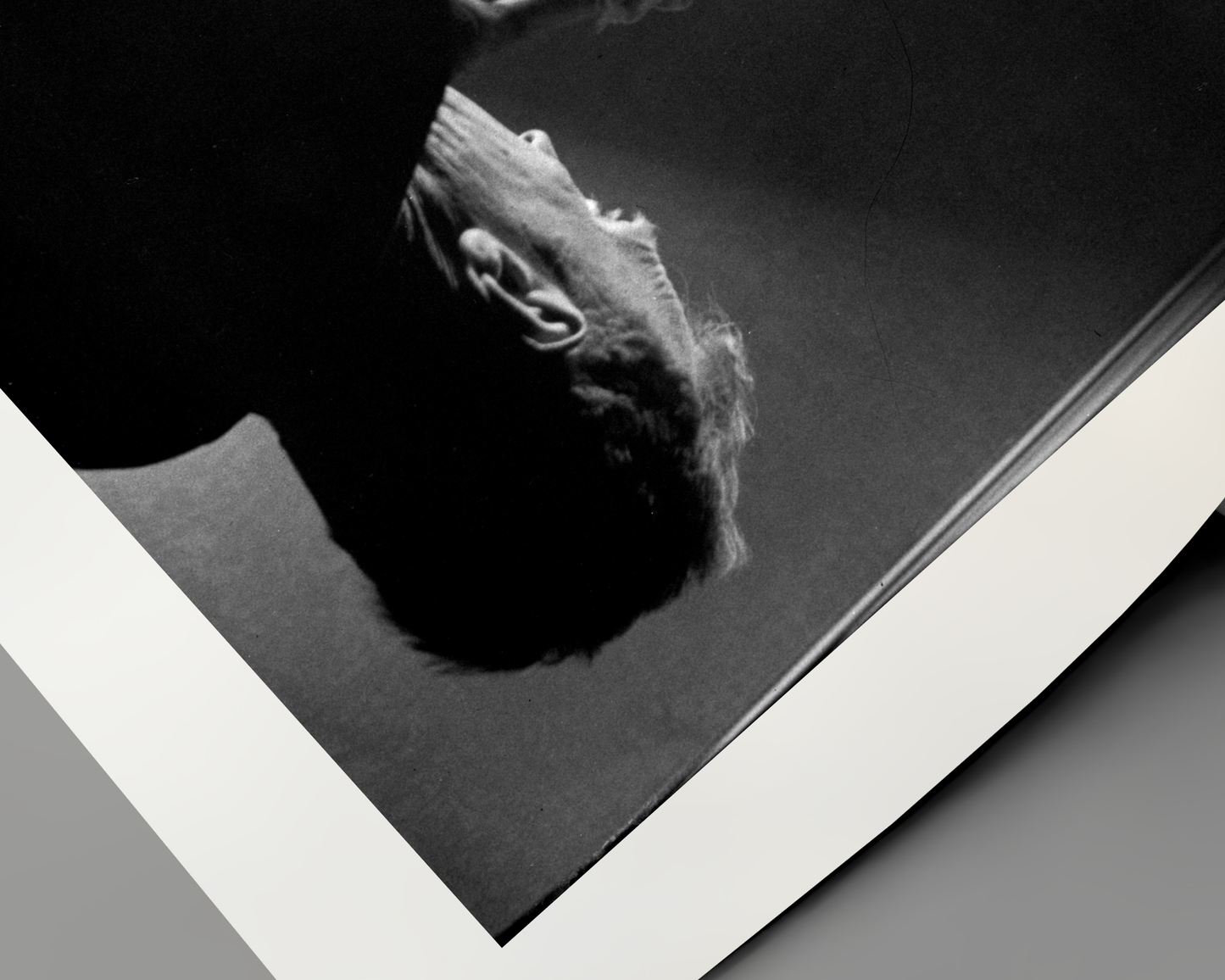 Johnny Cash joue de l'harmonica