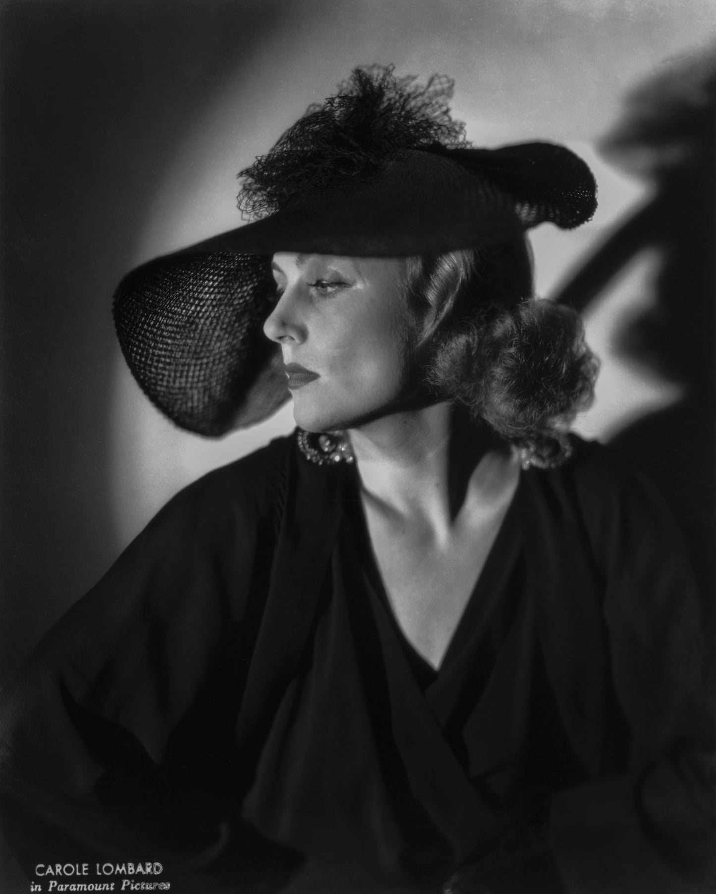 Portrait dramatique de Carole Lombard avec chapeau