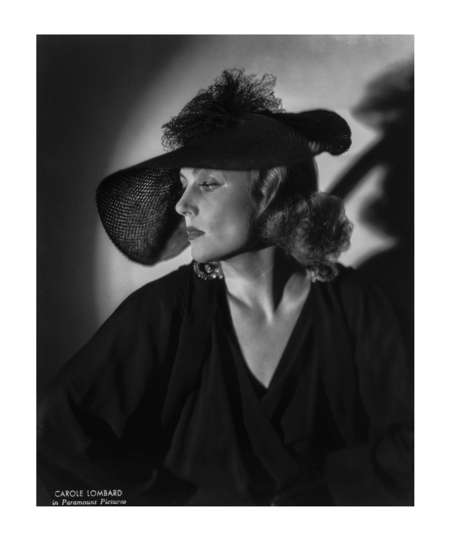 Portrait dramatique de Carole Lombard avec chapeau