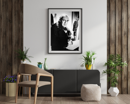 Johnny Cash joue de l'harmonica