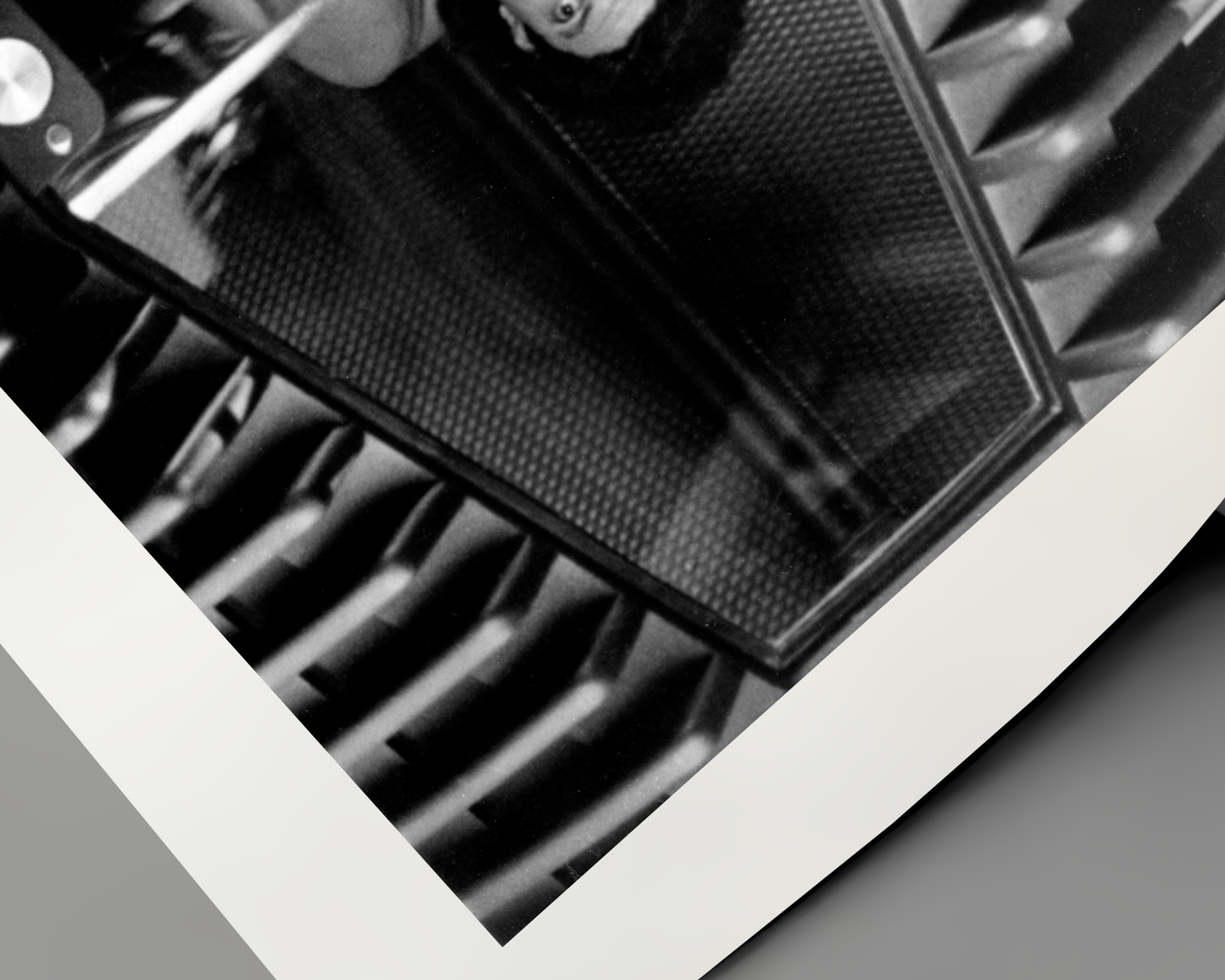 Johnny Cash joue de l'harmonica