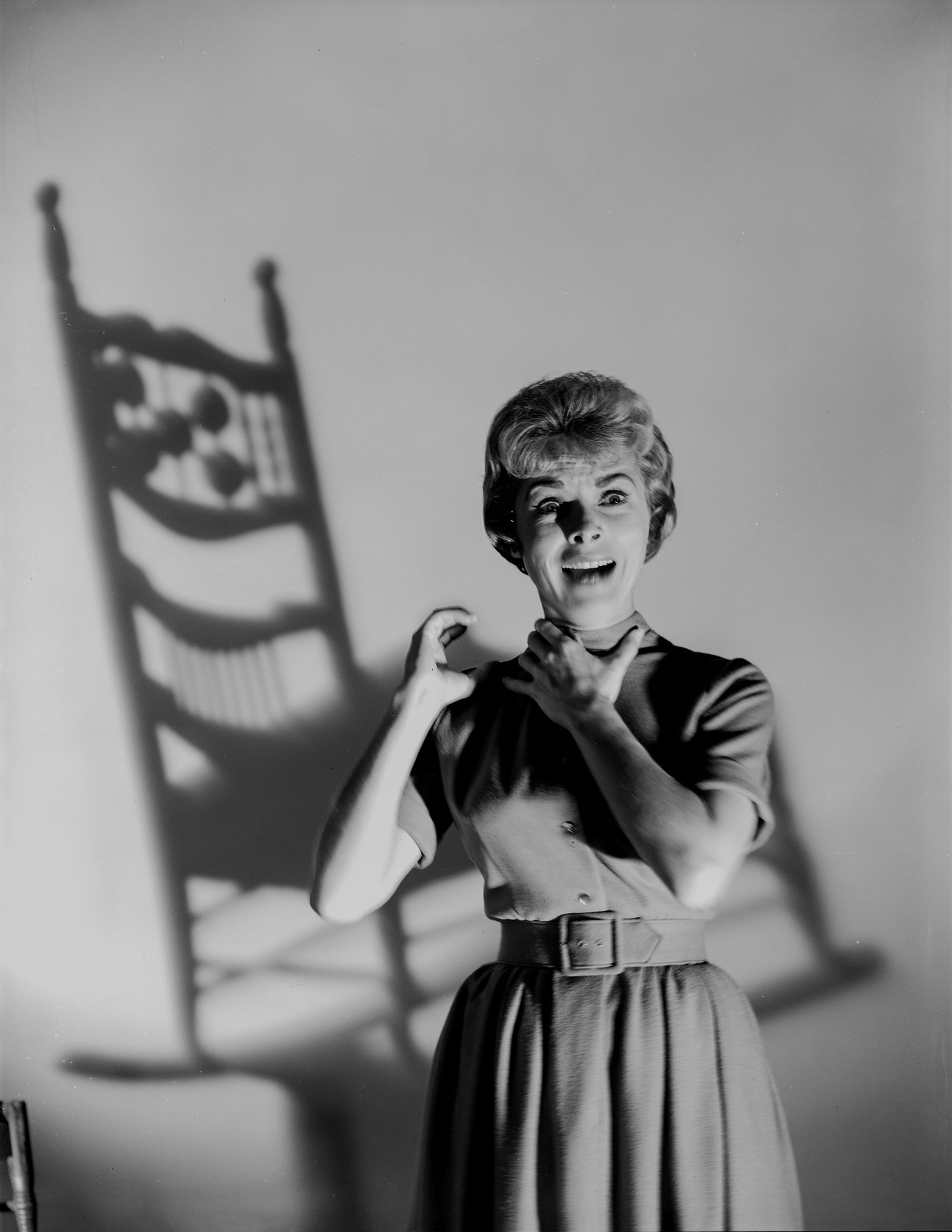 Johnny Cash joue de l'harmonica