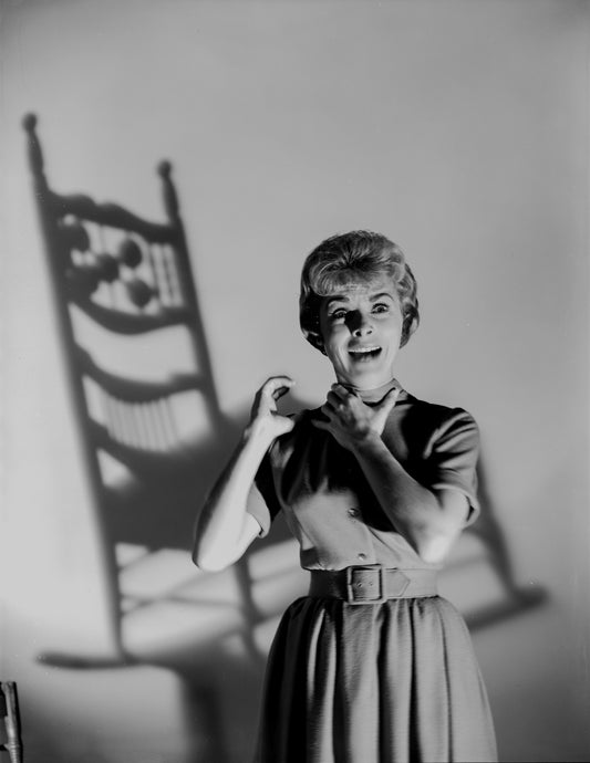 Johnny Cash joue de l'harmonica